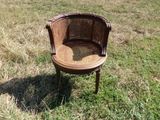 une chaise posée au milieu d'un champ d'herbe