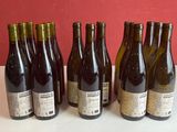 six bouteilles de vin sont alignées sur une table