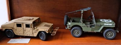 deux véhicules militaires miniatures exposés dans une vitrine