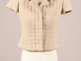 une veste beige sur un mannequin, un mannequin, un mannequin, un mannequin, un mannequin, un mannequin, un mannequin, un mannequin, un mannequin