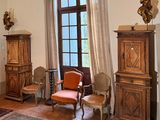 un salon équipé d'un canapé, de fauteuils et d'un meuble