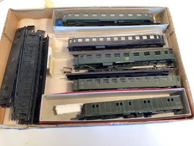 quatre wagons dans une boîte posée sur une table
