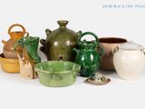 de nombreux types de vases et de bols sur la table
