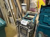 une radio posée sur une étagère dans une pièce