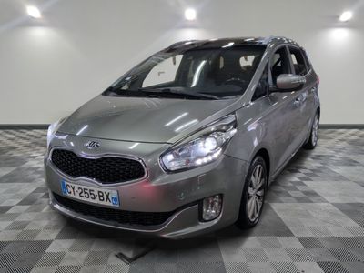 la voiture argentée est garée sur un sol en damier dans le garage
