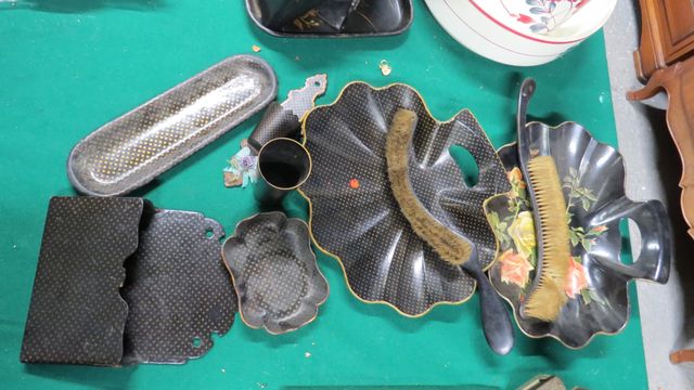 Deux ramasse-miettes, porte courrier, vide poche et divers en car...