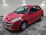 la voiture rouge est garée dans le garage sur le sol en damier
