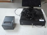 une photo d'une caisse enregistreuse et d'une imprimante posées sur une table