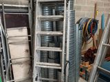 une échelle appuyée contre un mur dans un garage
