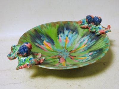 un bol coloré orné de deux oiseaux, posé sur une table