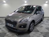 la petite voiture argentée est garée dans une grande pièce