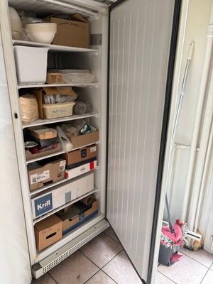 un réfrigérateur qui contient beaucoup de boîtes