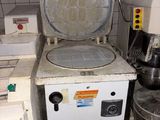 une photo d'une cuisine avec une machine à laver et d'autres appareils électroménagers