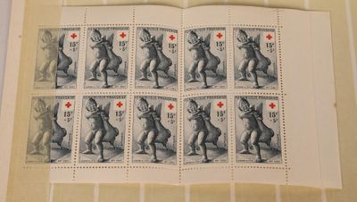 la photo d'un livre avec des timbres