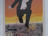 une image représentant une affiche sur laquelle figure un homme en smoking au sommet d'un immeuble