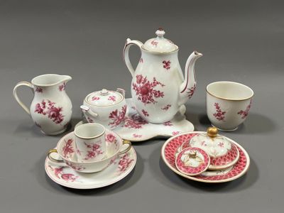 une table sur laquelle se trouvent une théière, des tasses et des soucoupes