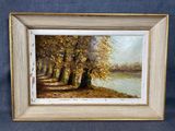une peinture à l'huile représentant un couple assis sous un arbre au bord d'une rivière