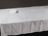 une table recouverte d'une nappe blanche et de serviettes