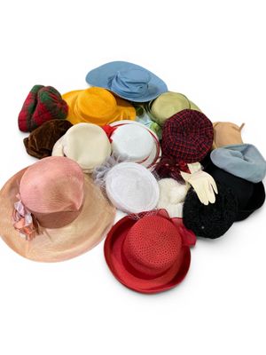 un tas de bonnets et de gants posés sur une surface blanche