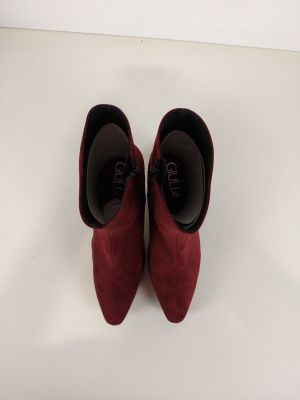 des chaussures bordeaux à bout pointu posées sur une surface blanche