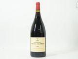 la bouteille de vin est posée sur une surface blanche