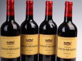 trois bouteilles de vin rouge sont alignées sur une table