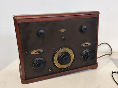 une vieille radio posée sur une table