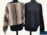 deux pulls posés sur un mannequin, sur fond blanc