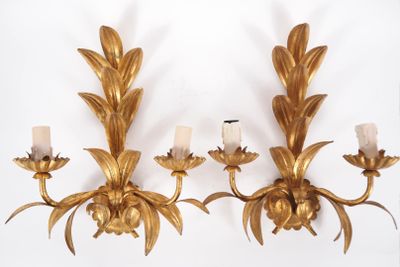Paire d'appliques doubles en tôle dorée à décor de feuillage…