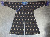 une image représentant une veste noire ornée de motifs dorés et bleus