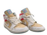 une paire de chaussures posées sur une surface blanche