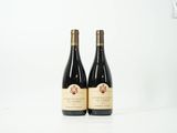 deux bouteilles de vin posées l'une à côté de l'autre sur une table