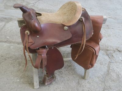 une selle posée sur un banc en bois