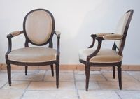 Suite de deux fauteuils cabriolet en bois mouluré, reposant … (photo 2)