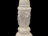 un vase blanc posé sur un fond noir
