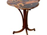 une image représentant une petite table ornée d'un motif floral