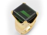 une bague en tourmaline verte et or
