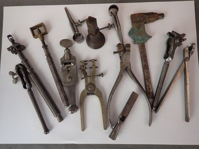 beaucoup de vieux outils posés sur une table