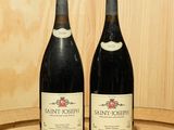 deux bouteilles de vin posées l'une à côté de l'autre sur un tonneau