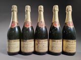 six bouteilles de champagne alignées sur une table