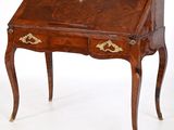 un bureau ancien muni de deux tiroirs et d'un tiroir sur le dessus