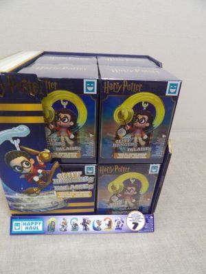 trois boîtes de figurines Harry Potter sont empilées les unes sur les autres