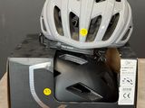 un casque posé sur une boîte