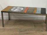 une table en verre ornée d'un motif coloré sur le plateau