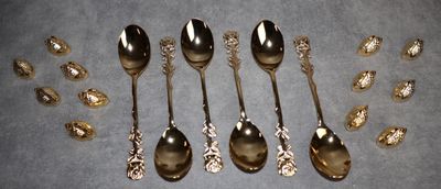 six cuillères en argent et deux cuillères en argent sur une table