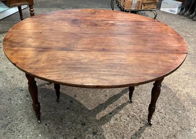 une table sur laquelle est posé un plateau en bois