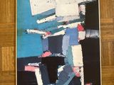 peinture abstraite dans les tons de bleu, blanc et rouge sur un parquet
