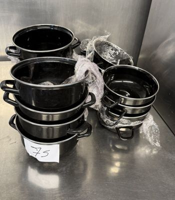 de nombreuses casseroles et poêles posées sur le plan de travail