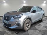la voiture argentée est garée sur le sol à carreaux d'une pièce