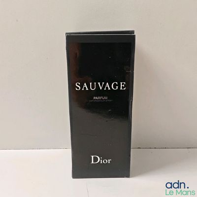 Parfum Christian Dior Sauvage dans un coffret noir